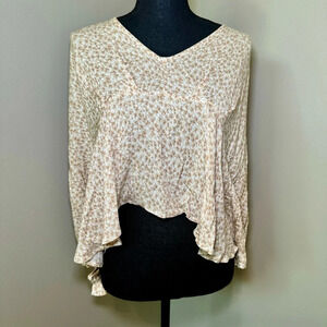 New with tags cream and tan long sleeve floral boho top ties at wrists and back‎